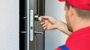 locksmith-fixing-a-door-1-aspect
